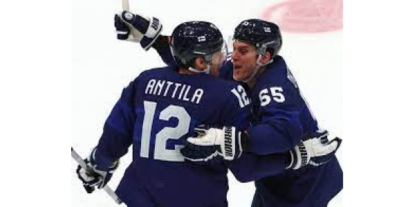 Il s'agit de la première médaille d'or de l'histoire du hockey sur glace masculin finlandais